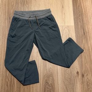 Columbia Dark Gray Women's Casual Pants size M Capri